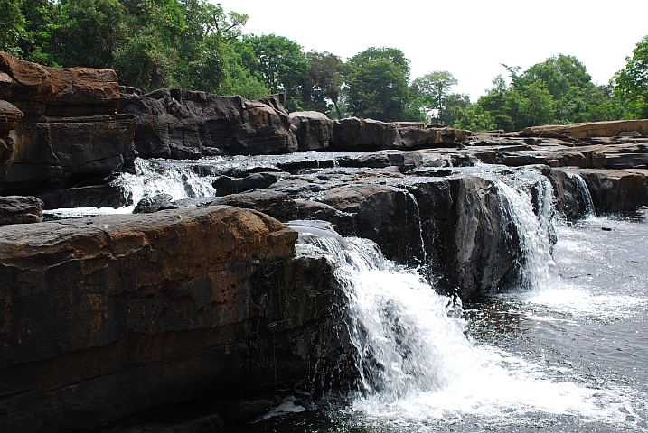 Kleine Stufe im Fluss oberhalb des ersten Kambadaga Wasserfalls