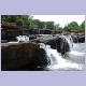 Kleine Stufe im Fluss oberhalb des ersten Kambadaga Wasserfalls