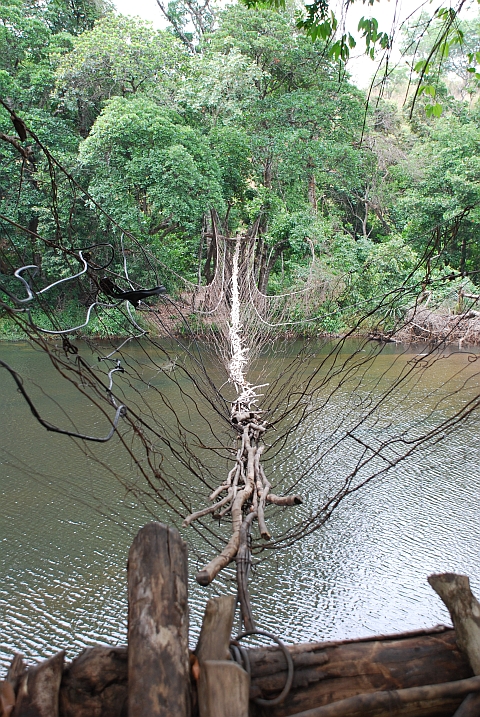 Hängebrücke über den Fluss oberhalb des ersten Kambadaga Wasserfalls