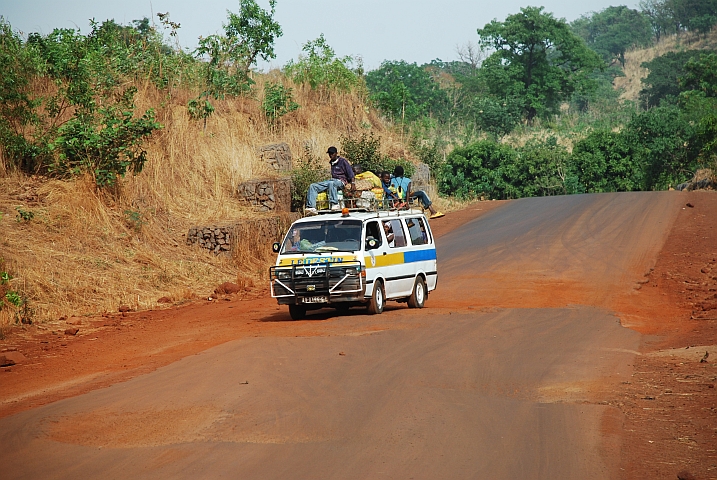 Typisches Taxi Brousse in Guinea