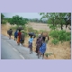 Frauen, Mädchen und Knaben Unterwegs zum Fischen am Niger