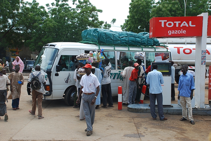 Fliegende Händler an einer der Tankstellen in Garoua