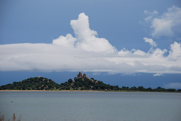 Insel im Lagdo-Stausee, von den Einheimischen Madagaskar genannt