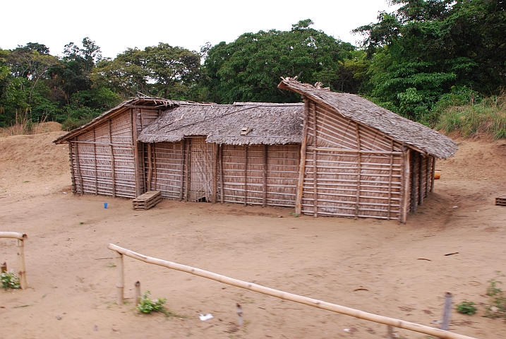 Bambushütte zwischen Mbié und Lékéti
