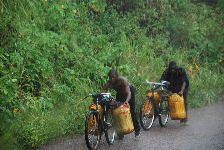 Wassertransporteure im Regen bei Gamboma
