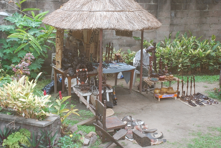 Schon am Morgen müder Souvenirverkäufer in der protestantischen Mission von Kinshasa