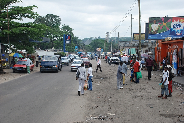 In einem Vorort von Kinshasa an der Strasse nach Matadi