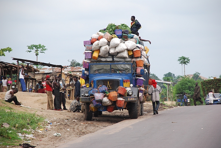 Gut beladener, alter Magirus Deutz in Kasangulu