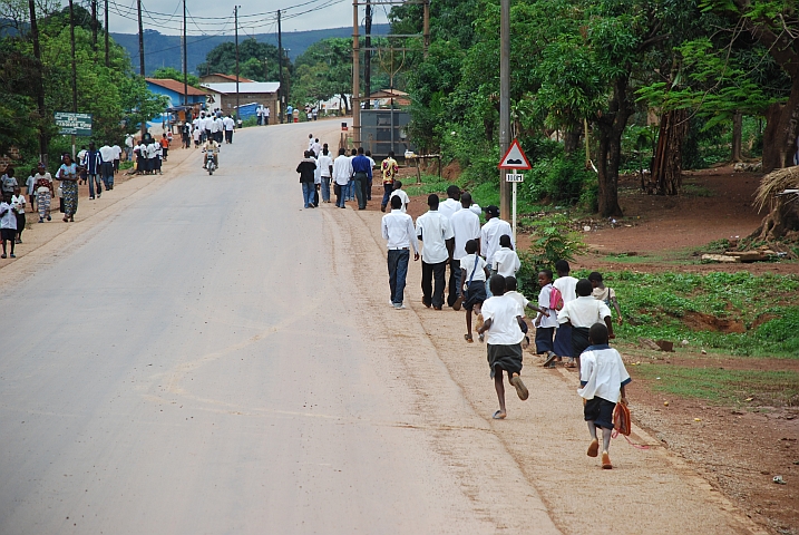 Schulkinder unterwegs in die Mittagspause in Kimpese