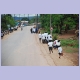 Schulkinder unterwegs in die Mittagspause in Kimpese