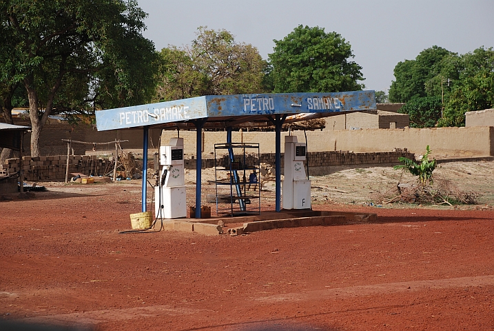 In Mali gibt es viele kleine Tankstellen