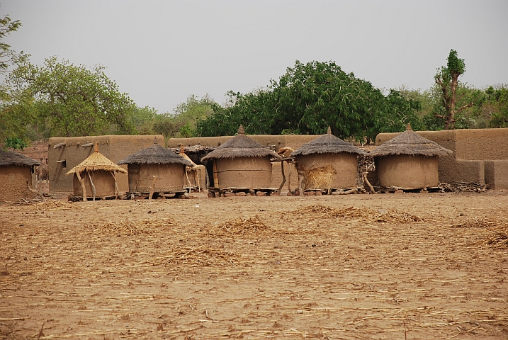 Typische Speicherhäuschen im ländlichen Mali