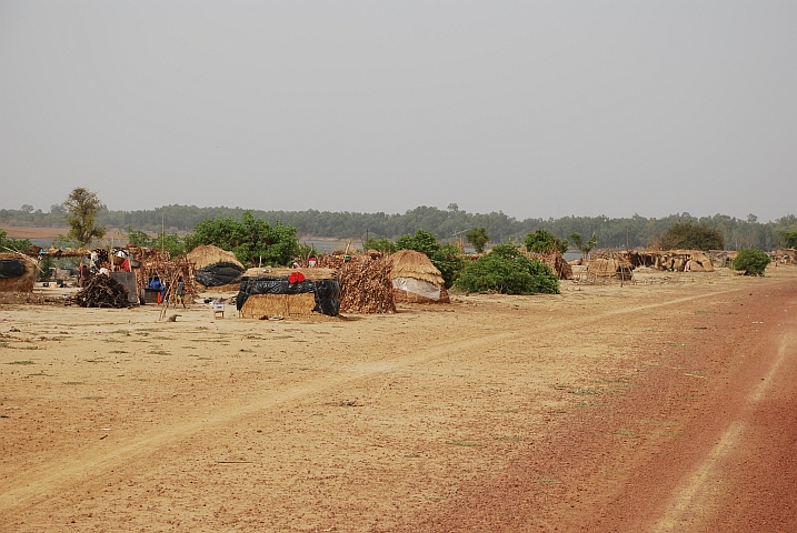 Hütten der Fischer bei Teriya Bugu