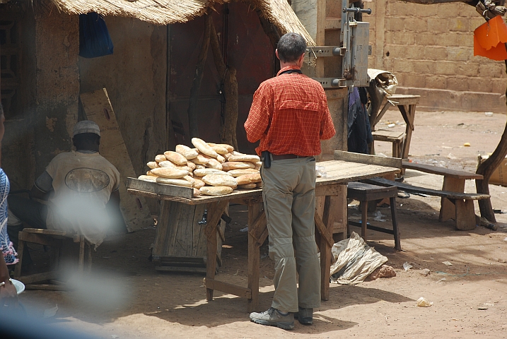 Thomas kauft Brot bei einem Strassenstand in San