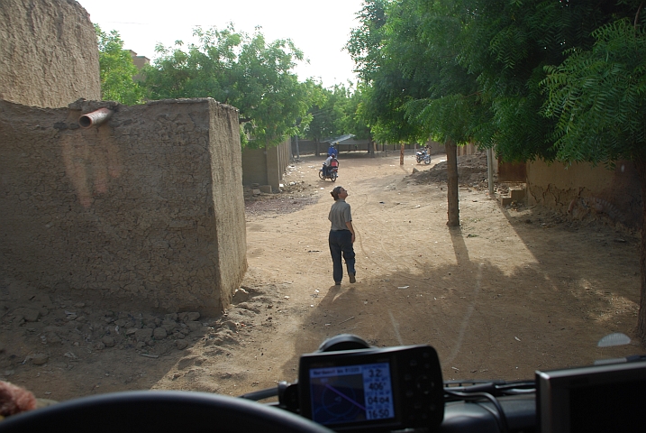 Isabella als Pfadfinderin für Obelix in Djenné