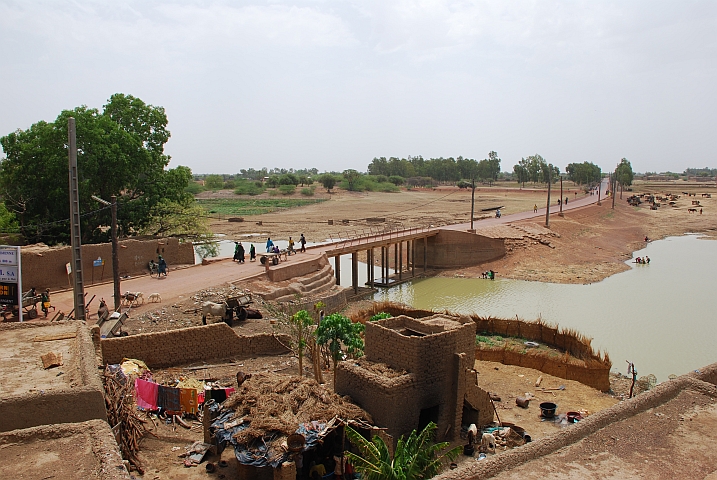 Die Zufahrt nach Djenné führt über diese Brücke