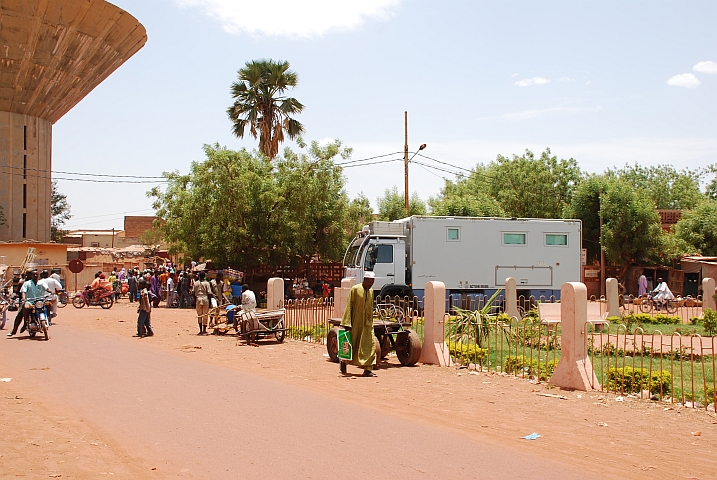 Obelix parkiert mitten in Mopti