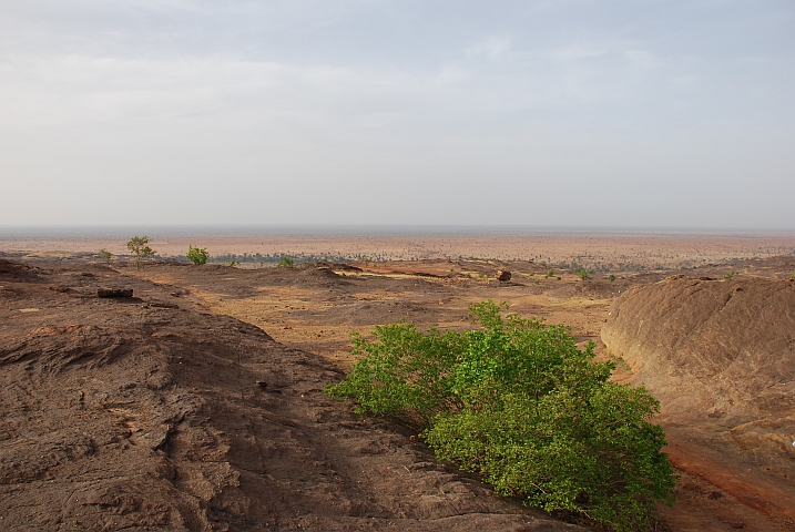 Blick von der Falaise de Bandiagara über die Gondo-Ebene bei Djiguibombo