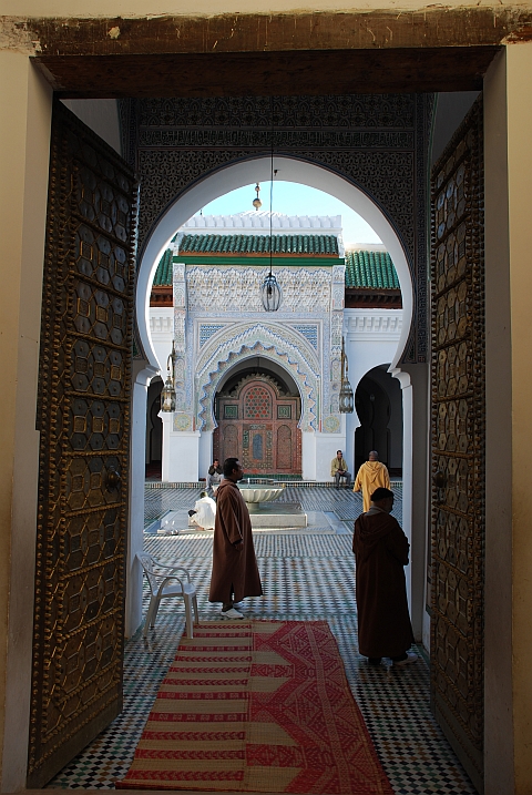 Einer der Eingänge zur Kairaouyine Moschee in Fès