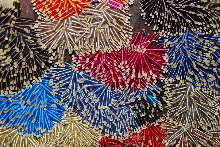 Farbenspiel von Fadenspulen (Medina Fès)