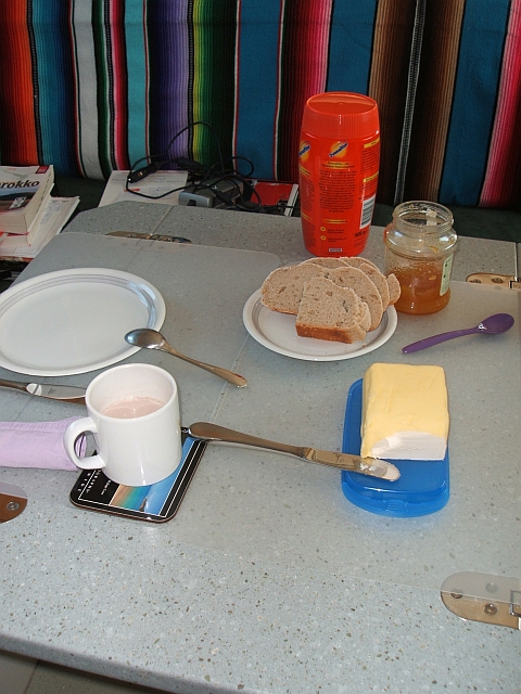 Das erste selbst gebackene Brot macht sich gut auf dem dem Frühstückstisch