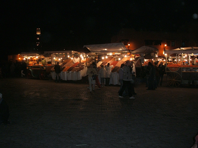 Verkaufsstände für Orangensaft und Datteln am Djamâa el-Fna in Marrakech