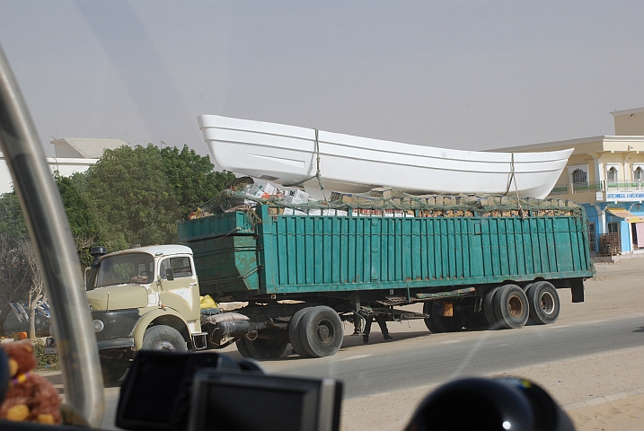 Gut geladener Lastwagen (samt Rettungsboot?) in Nouâkchott