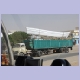 Gut geladener Lastwagen (samt Rettungsboot?) in Nouâkchott