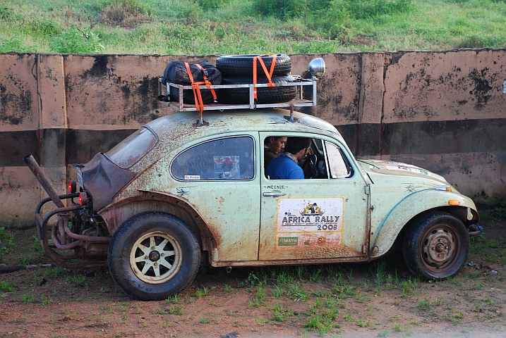 Modifizierter VW-Käfer der Schrott-Rally London-Douala