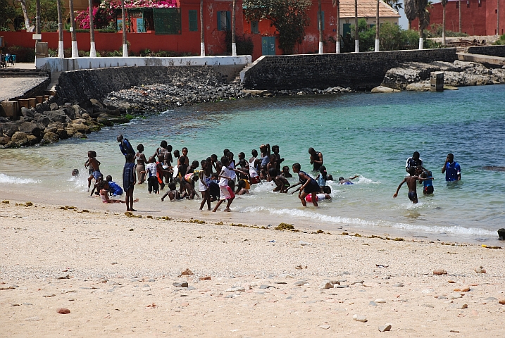 Turnstunde am Strand (Île de Gorée)