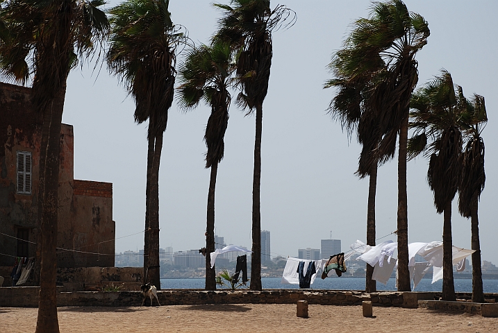 Blick von der Île de Gorée auf die Skyline von Dakar