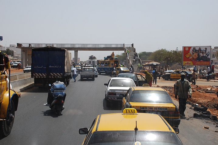 Strassenverkehr auf Dakars Ausfallstrasse