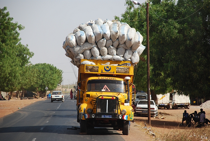 Solche mit Stroh geladene Lastwagen sieht man oft im Senegal