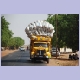 Solche mit Stroh geladene Lastwagen sieht man oft im Senegal