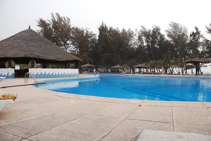 Poolarea des Hotel Le Karone bei Kafountine