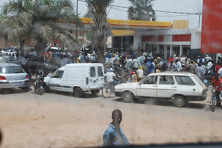 Tumult wegen Benzinknappheit an der Tankstelle in Ziguinchor