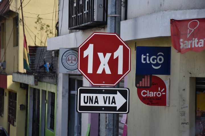 Strassen- und andere Schilder an einer Strassenkreuzung in San Marcos