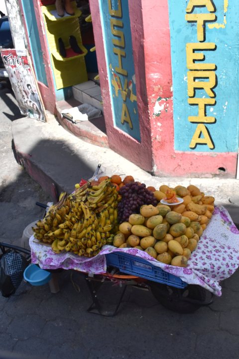 Schubkarre als Früchteverkaufsstand in der Hauptgasse in San Pedro Sacatépequez