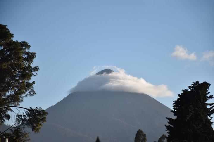 Der über dreieinhalbtausend Meter hohe Vulkan Santa María bei Quetzaltenango hat einen Hut