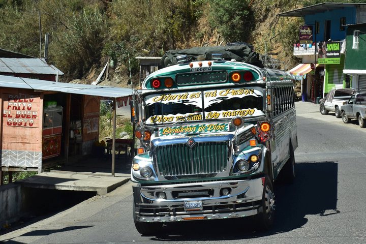 Einer der Englisch ’Chicken Bus’ genannten Überlandbusse