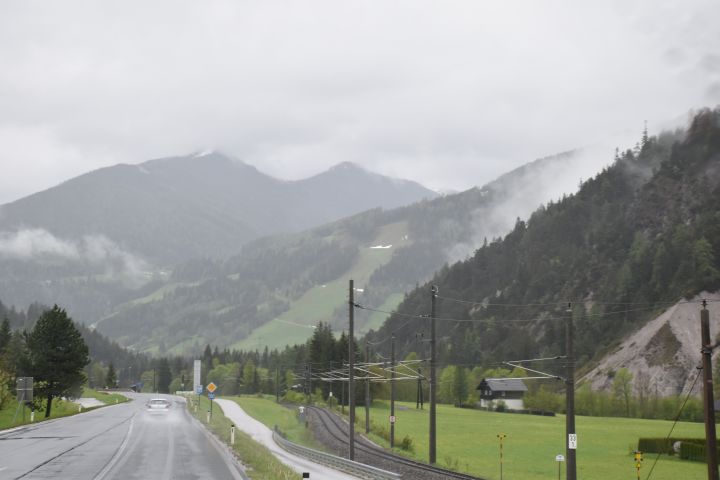 Den grünen Hang mit den Schneeresten sind wir auch schon mit Skis runtergefahren