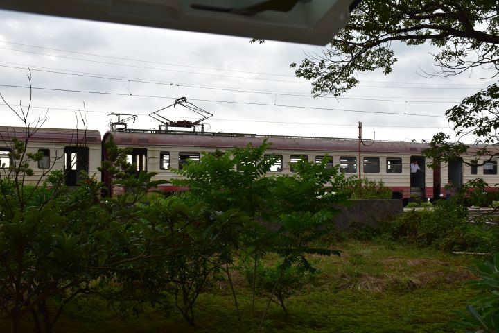 Batumi S-Bahn hält direkt neben unserem Stellplatz