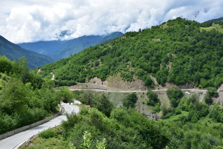 Die Strasse im Enguri Tal