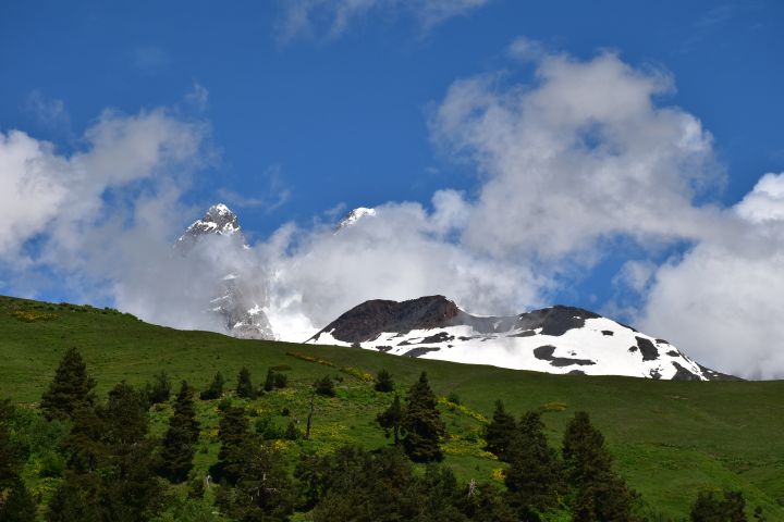 Der Doppelgipfel des Ushba (4700m) versteckt sich hinter Wolken