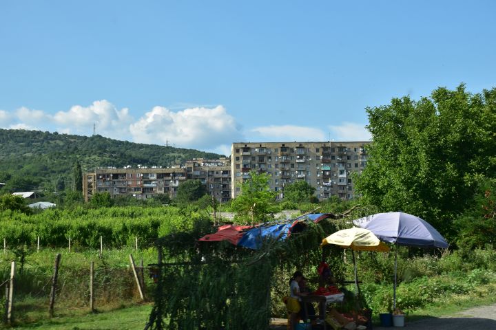 Plattenbauten im Aragvi Tal nördlich von Tiflis