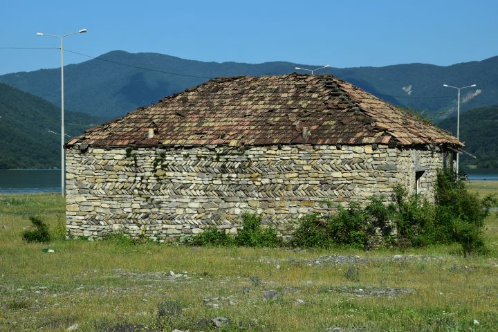 Altes Steinhaus am Zhinvali Stausee