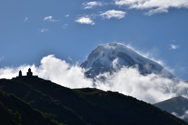 Tsminda Sameba Kloster und Kazbegi Berg bei Stepantsminda im Norden von Georgien