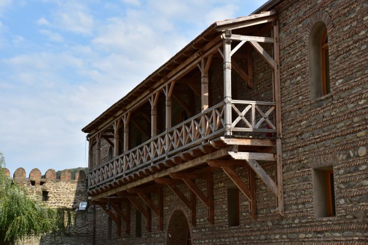 Schöner Balkon aus Holz auf dem Gelände der Svetitskhoveli Kathedrale