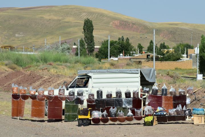 Hier wird Lavashak genannte Fruchtpaste an der Strasse zwischen Jolfa und Täbriz verkauft