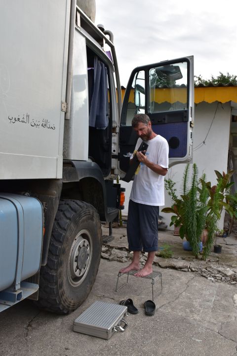 Thomas werkelt an Obelix’ Tür